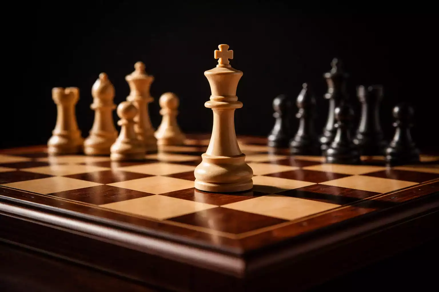 Pezzi degli scacchi su scacchiera che rappresentano strategia