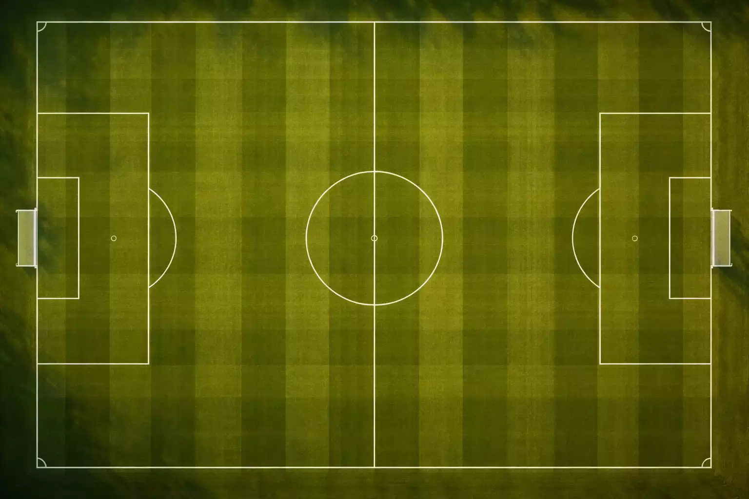 Campo da calcio visto dall'alto con erba verde e linee bianche